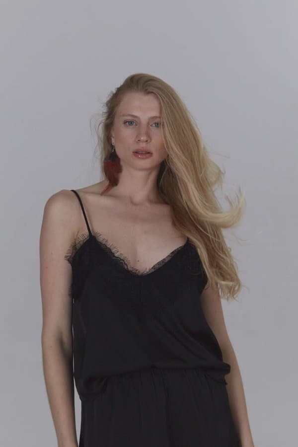 L537 Top sedita con puntilla ancha